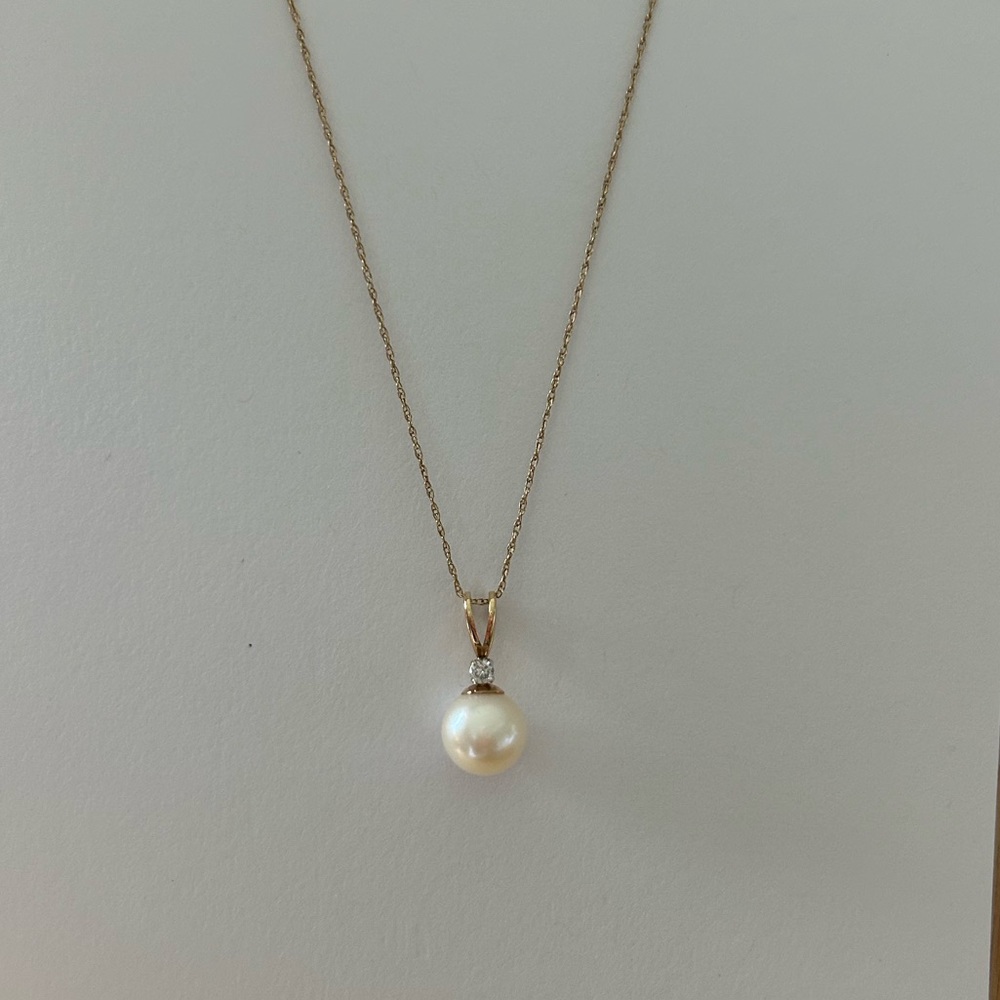 10K Yellow Gold Elegant Chain with Real Pearl Pendant – Like New